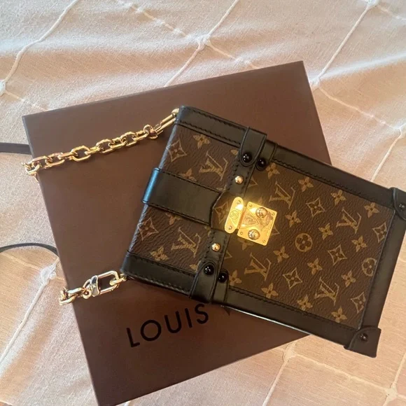 Authentic, like new Louis Vuitton LV Monogram Trunk Pochette Vertical - Picture 5 of 11